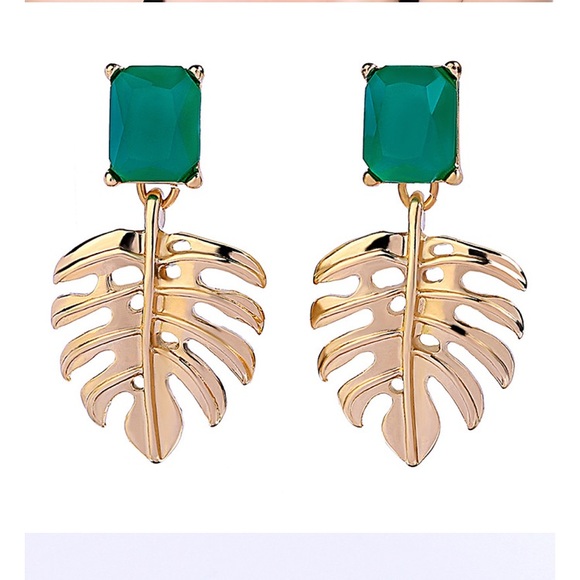 NEW 🌸💎 Monstera Leaf Gold Earrings Green Stone - Picture 3 of 5